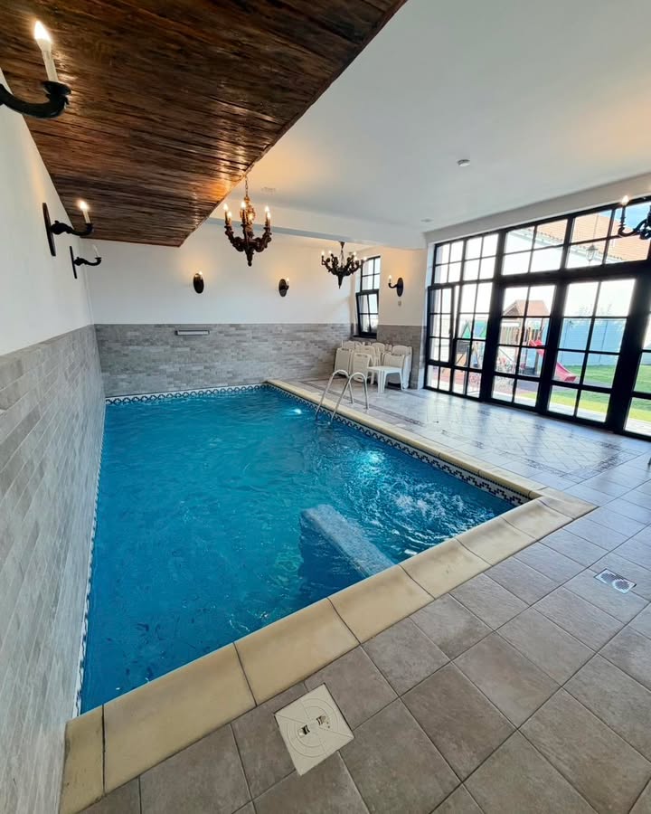 Un plus de relaxare care face sejurul și mai plăcut. 💦✨ Piscina interioară de la…