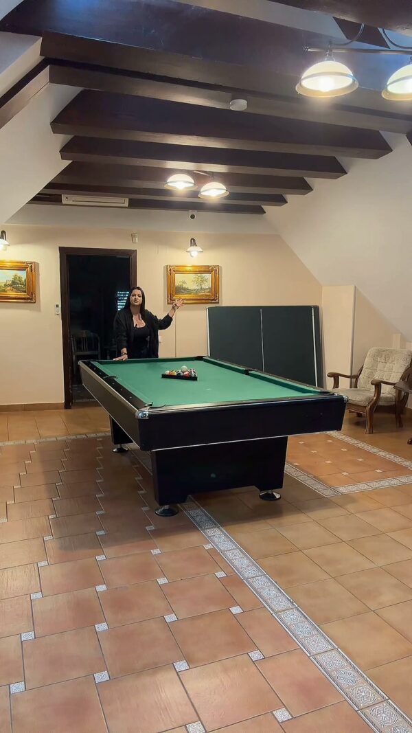 La Vila Ambient, serile pot deveni rapid mai interesante. 🎱 Masa de biliard este perfectă…